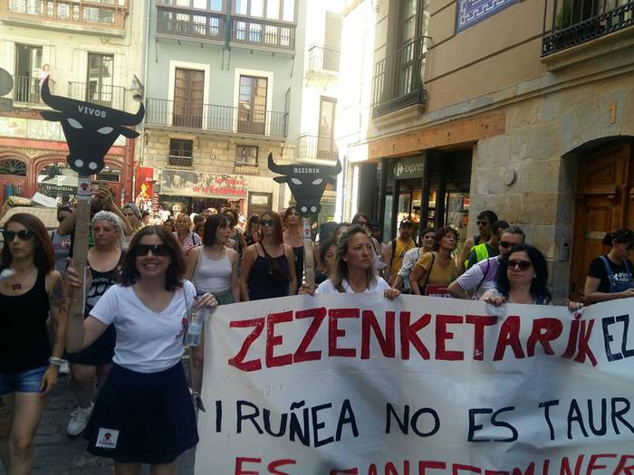 Zezenketen kontrako manifestazioa San Ferminen atarian Iruñea