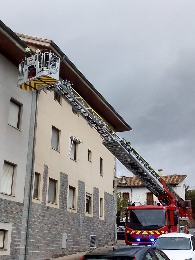 Asteburuko haizeteak kalteak eta arazoak eragin ditu hainbat tokitan