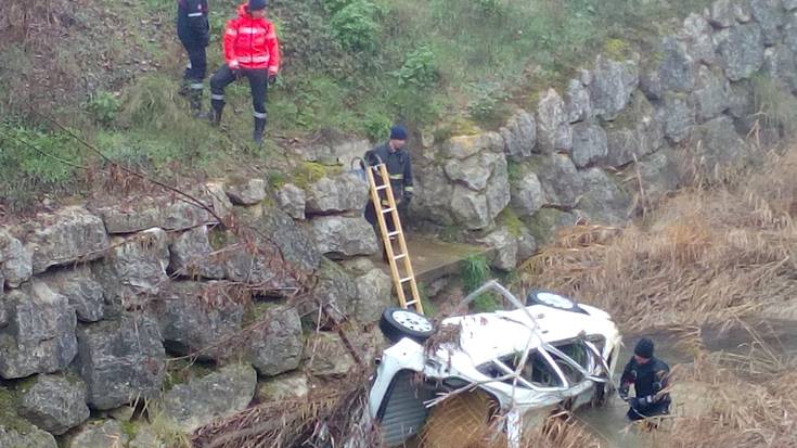Uztailaren 8ko uholdeak eramandako auto bat atera dute Zidakos ibaitik