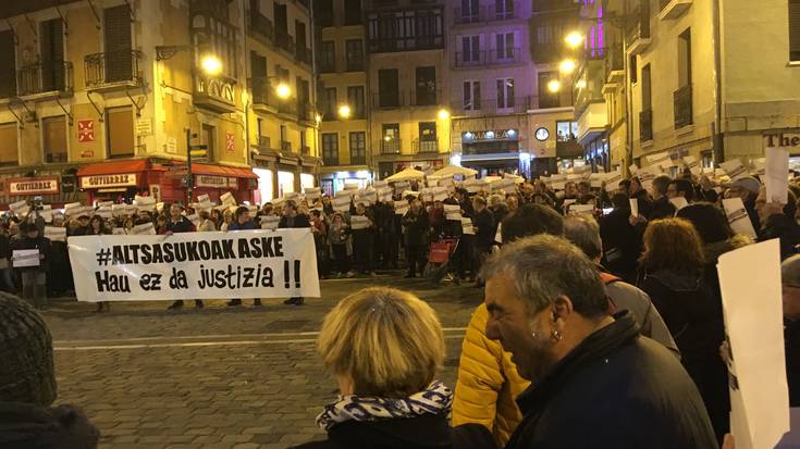 Ehunka lagun batu dira Udaletxe plazan Altsasuko gazteen aurkako epaia salatzeko