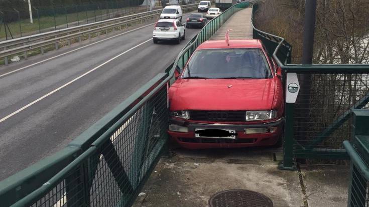 Ez aurrera ez atzera geratu da autoa oinezkoentzako pasabidean