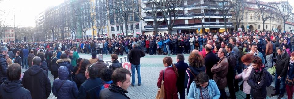 Ehunka pertsona bildu dira bankuen lukurreriaren aurka eta Miren Peñaren omenean