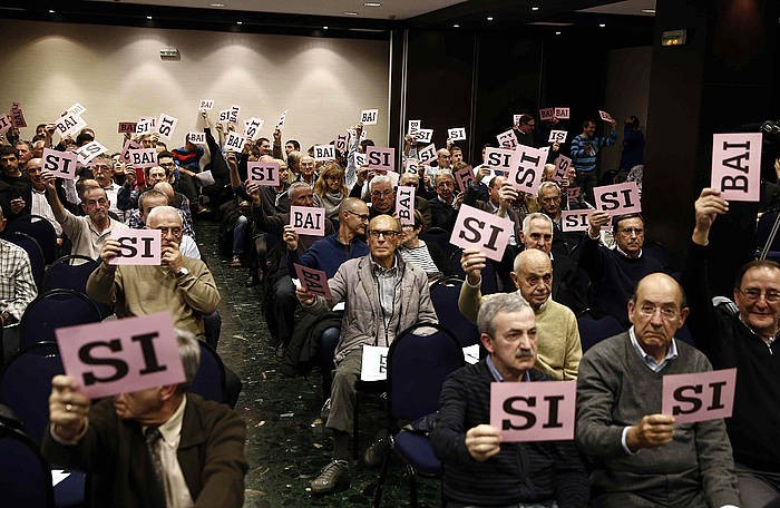 Nafarroako Parlamentuak 2014ko abenduaren 2an onartu zuen Osasunaren zorra berregituratzeko foru araua. Horren arabera, Nafarroako Gobernuak berme bat eman zion klubari, hamabost urteko epean Osasunak zorrak kitatu ahal izateko.