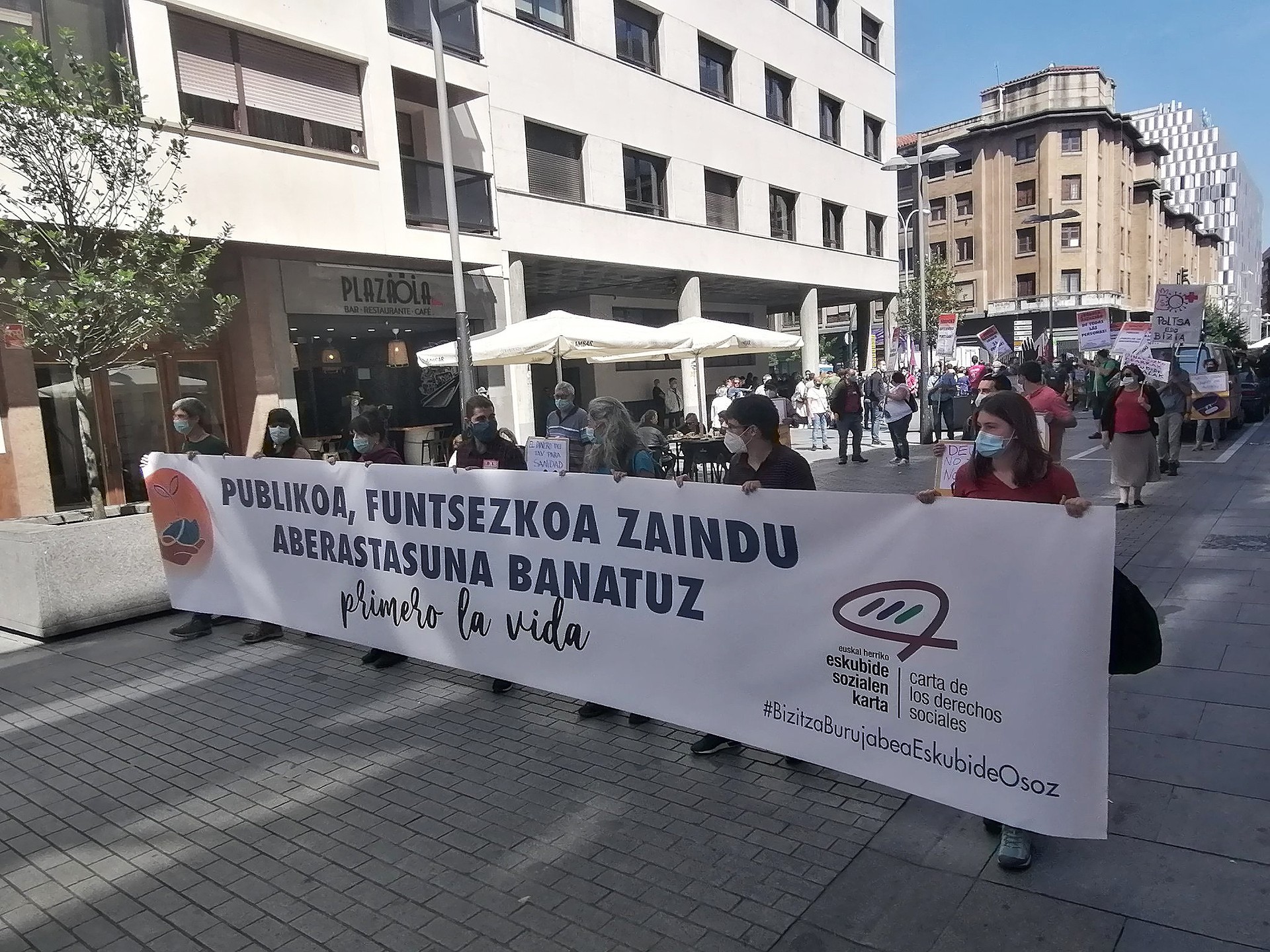 Krisialdiari irtenbide soziala eman diezaiotela eskatu dute ehunka lagunek Iruñean