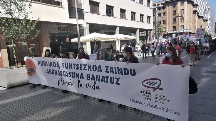 Krisialdiari irtenbide soziala eman diezaiotela eskatu dute ehunka lagunek Iruñean