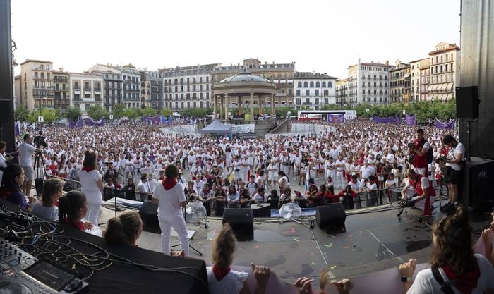 Sanferminetako eraso matxistak gaitzetsi dituzte kalean