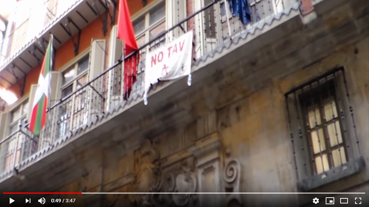 Abiadura Handiko Trenaren kontrako pankarta jarri dute EAJ, UPN, PSN eta PPren egoitzetan