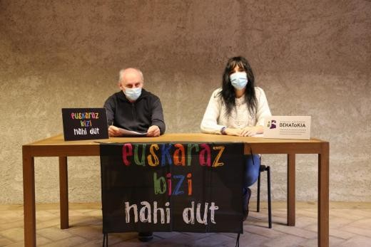 Gobernuak euskara hizkuntz eskakizunetatik kanpo utzi duela salatu dute Behatokiak eta Administrazioan Euskaraz taldeak