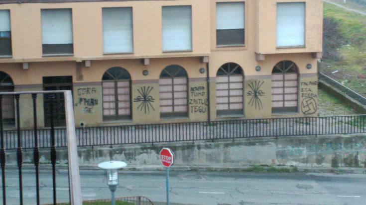 Pintaketa faxistak egin dituzte Altsasun