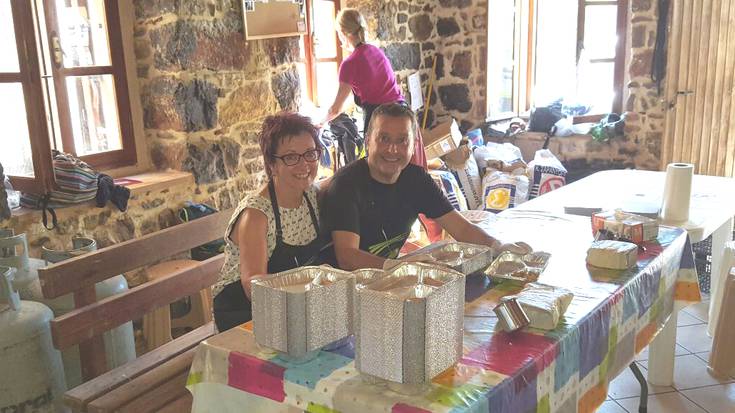 Udan Chiosen sukaldean lanean, errefuxiatuen alde