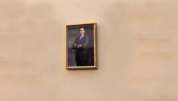 Espainiako Erregearen argazkia, handiagoa eta agerikoagoa da udaletxean
