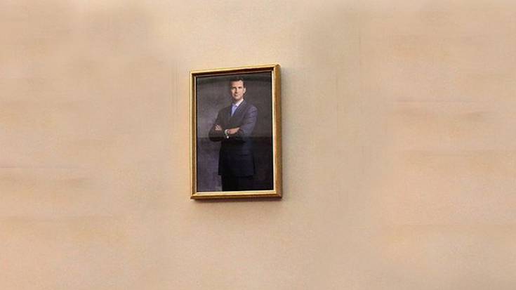 Espainiako Erregearen argazkia, handiagoa eta agerikoagoa da udaletxean