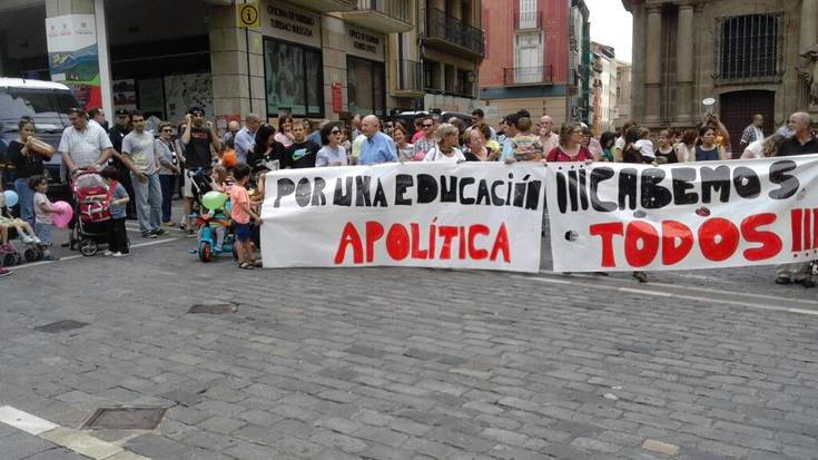 Hezkuntza "apolitiko" baten alde elkarretaratzea egin dute hainbat gurasok, UPNko, PPNko, PSNko eta Ciudadanoseko politikariekin