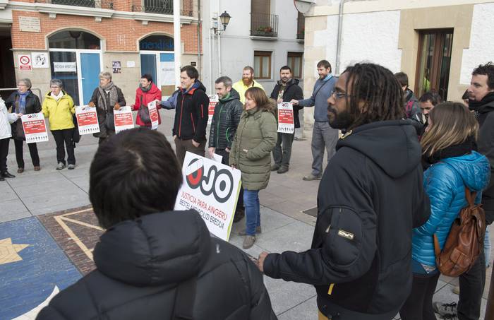 Gomazko piloten kontrako eta bestelako poliziaren aldeko giza-katea eginen dute Atarrabian