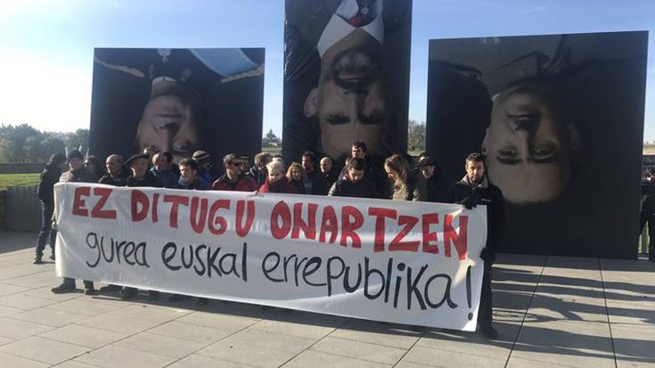 Espainiako erregearen aurkako eta euskal errepublikaren aldeko elkarretaratzea Iruñean