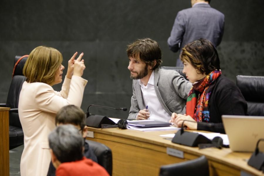 Frankismoko torturatzaileei kondekorazioak kentzeko eskatu du aho batez Nafarroako Parlamentuak