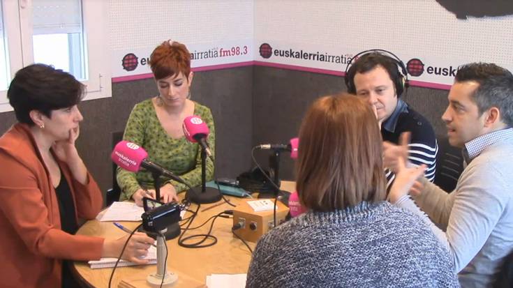 Parlamentarien mahai ingurua: Lan Eskaintza Publikoak aldaketaren gobernua pitzatu du