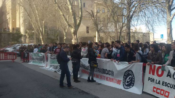 LOMCEren aurka kalera atera dira ehunka ikasle