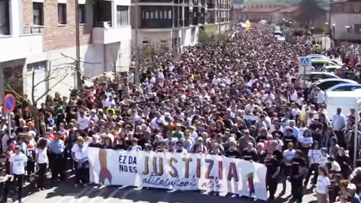 Bi aldarri nagusi Altsasuko elkartasun manifestazioan: justizia eta askatasuna