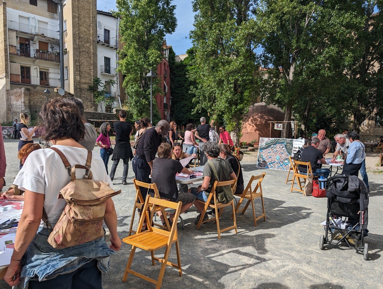 Santa Ana plaza biziberritzeko sei proposamen mahai gainean