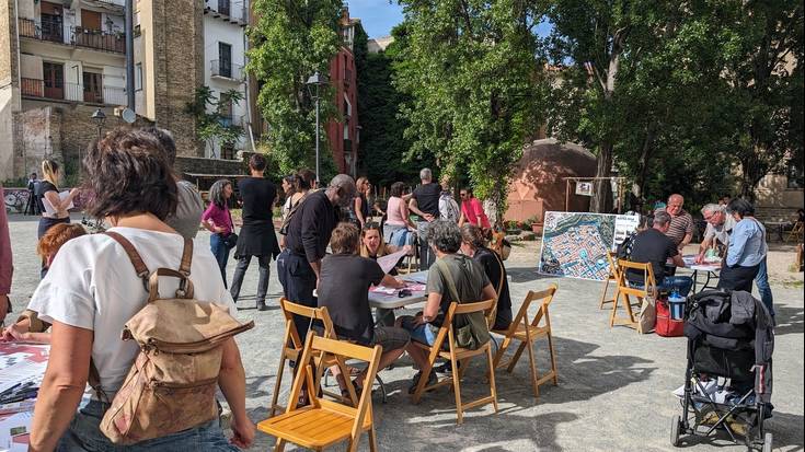 Santa Ana plaza biziberritzeko sei proposamen mahai gainean