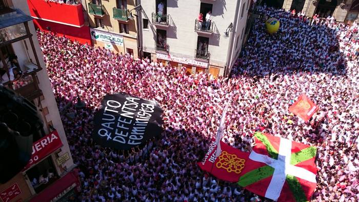 "Autodefentsa feminista" dioen pankarta erraldoia zabaldu dute 