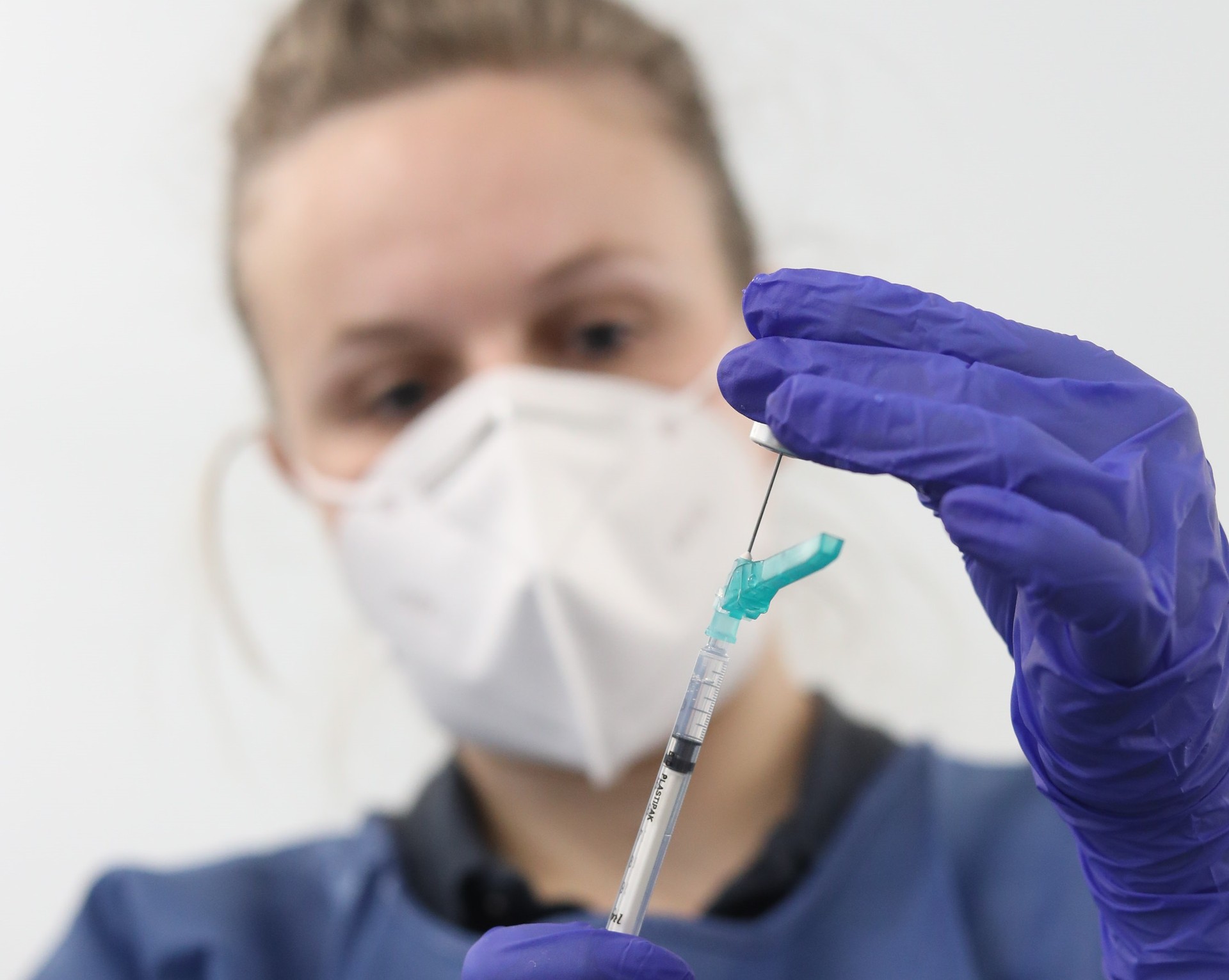 Kutsatzeak apur bat jaitsi dira Nafarroan: 400 baino gutxiago erregistratu ditzute