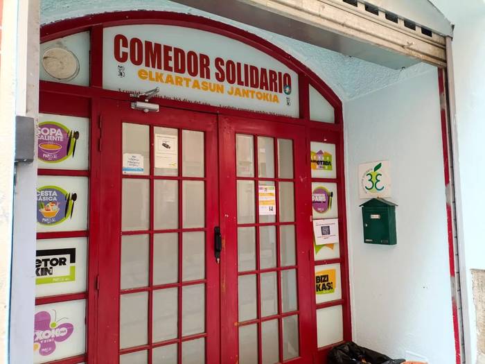 Pobreziari aurre egiteko erakundeen inplikazioa galdegin du Paris 365ek Nafarroako Parlamentuan