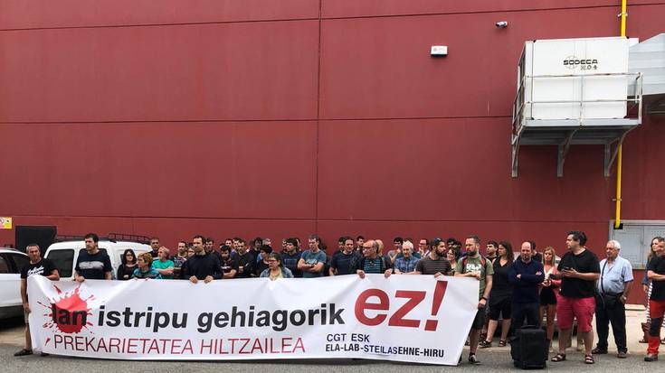 Lan istripuan izandako heriotza salatu dute