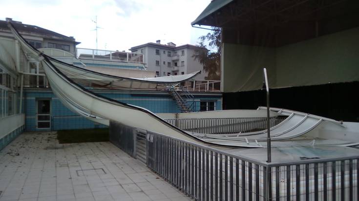 Gelbentzu itxita egonen da kalteak baloratu eta ekaitzak ukitutako estalkia kentzen den bitartean