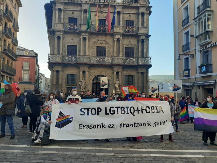 LGTBI pertsonen aurkako indarkeria gaitzetsi du Iruñeko Udalak