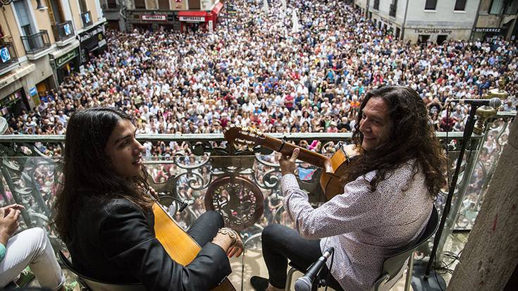 Flamenkoa herritarrengana hurbiltzeko, balkoiak eta karrikak agertoki