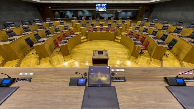 Parlamentuko presidentea hautatuko dute bihar eta Mahaia osatuko dute