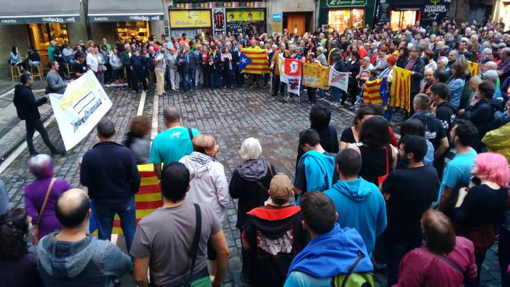 Ehunka lagun bildu dira Udaletxe plazan, Kataluniako epaia salatzeko