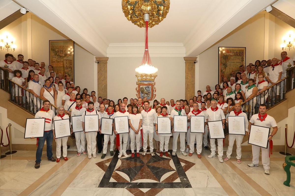 Udalak eta Pamplonesak harrera egin diete duela 100 urte sanferminetan bildu ziren musika bandei