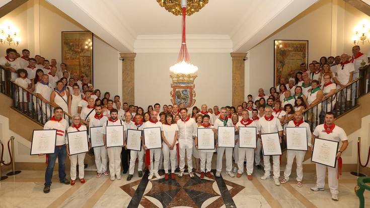 Udalak eta Pamplonesak harrera egin diete duela 100 urte sanferminetan bildu ziren musika bandei