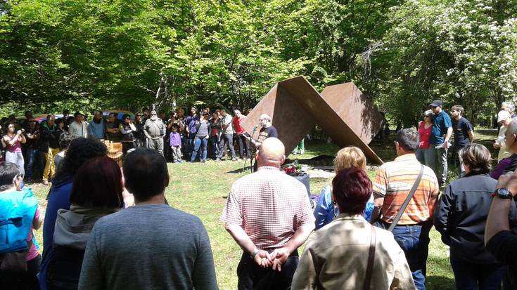 Falangistek hil eta Otsoportilloko leizera bota zituzten herritarrak omendu dituzte