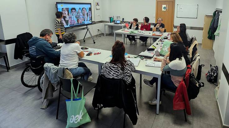 Korrikaren hamabigarren egunean euskara eskolak doan eskainiko ditu AEKk