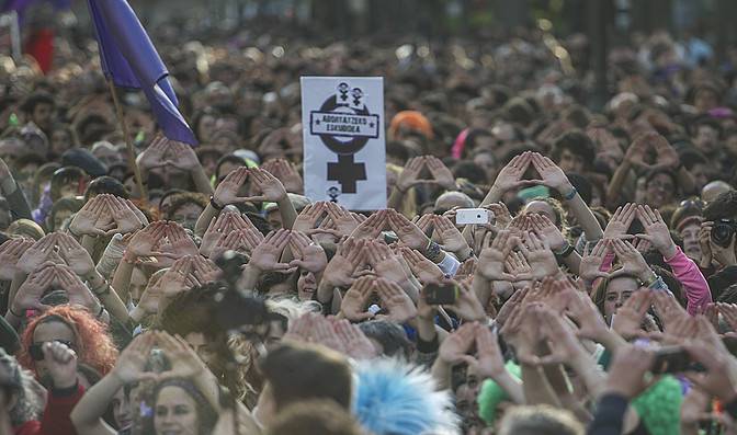 Sexu eta ugalkortasun eskubideak bermatzeko foru dekretuari 149 ekarpen egin dizkiote