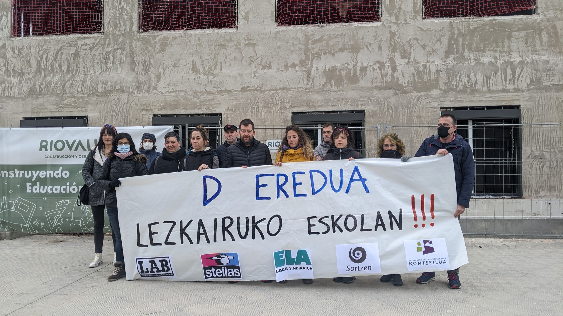 Lezkairuko ikastetxe berrian D eredua jartzeko eskatu dute sindikatuek eta euskalgintzak