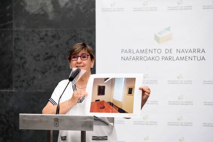 Parlamentuak Espainiako errege emerituaren erretratu bat kentzea onartu du