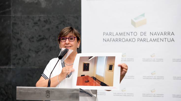 Parlamentuak Espainiako errege emerituaren erretratu bat kentzea onartu du