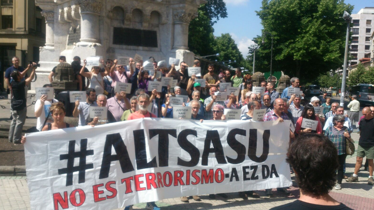 Altsasuko auzipetuekiko elkartasuna eta babesa komunikabideetako profesionalen aldetik