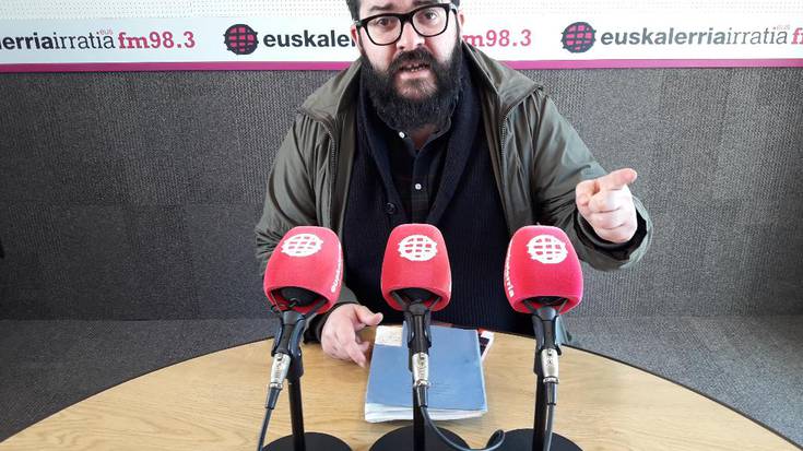 Angel Erro: "Likido asko dago metatuta poemetan: malkoak, alkohola..."