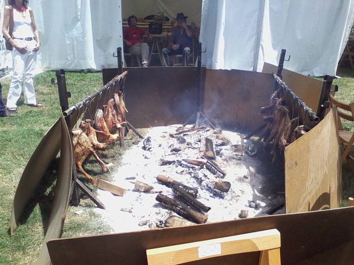 Gaur Gora Iruñeko Jai gunean zikiro jatea