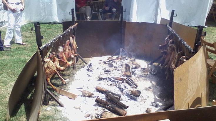 Gaur Gora Iruñeko Jai gunean zikiro jatea