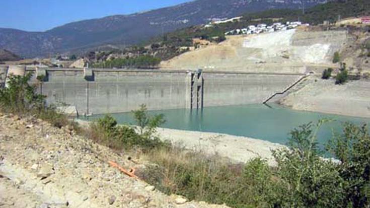 Esa urtegiaren handitzeak %110eko gainkostua eta hamabi urteko atzerapena eragin ditu