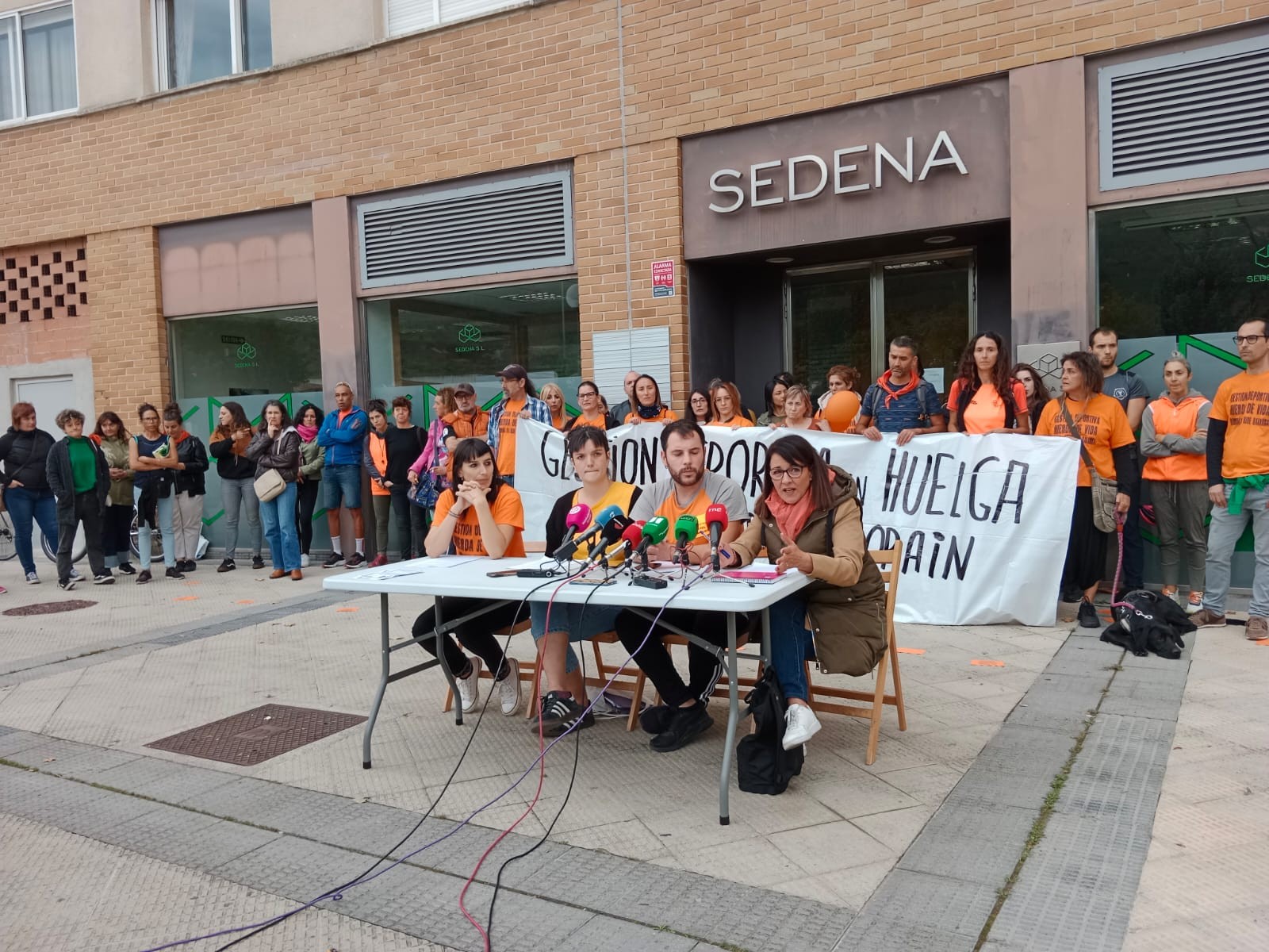 Kirol kudeaketako hitzarmena desblokeatzeko presioa egiteko eskatu diete langileek udalei
