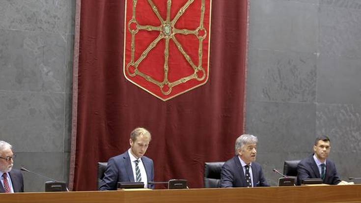 Koldo Martinezek dio gaztelaniazko gidoia galdu zuelako aritu zela euskara hutsean Parlamentuan