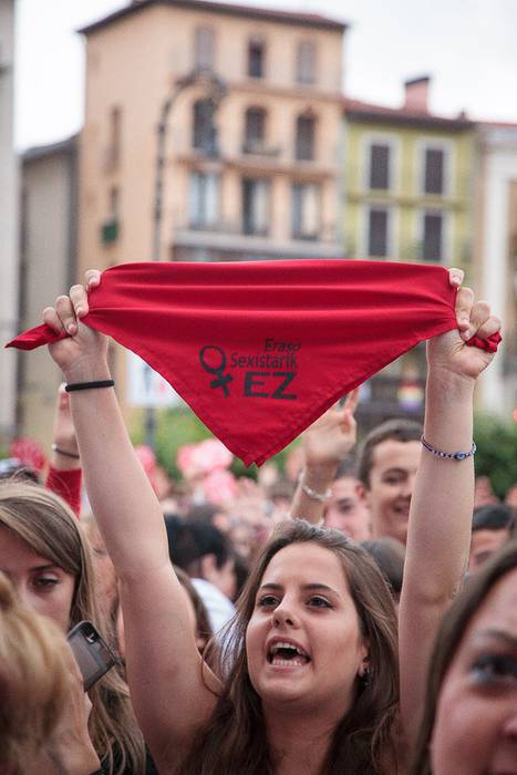 Beste bortxaketa bat salatu du 17 urteko neska batek